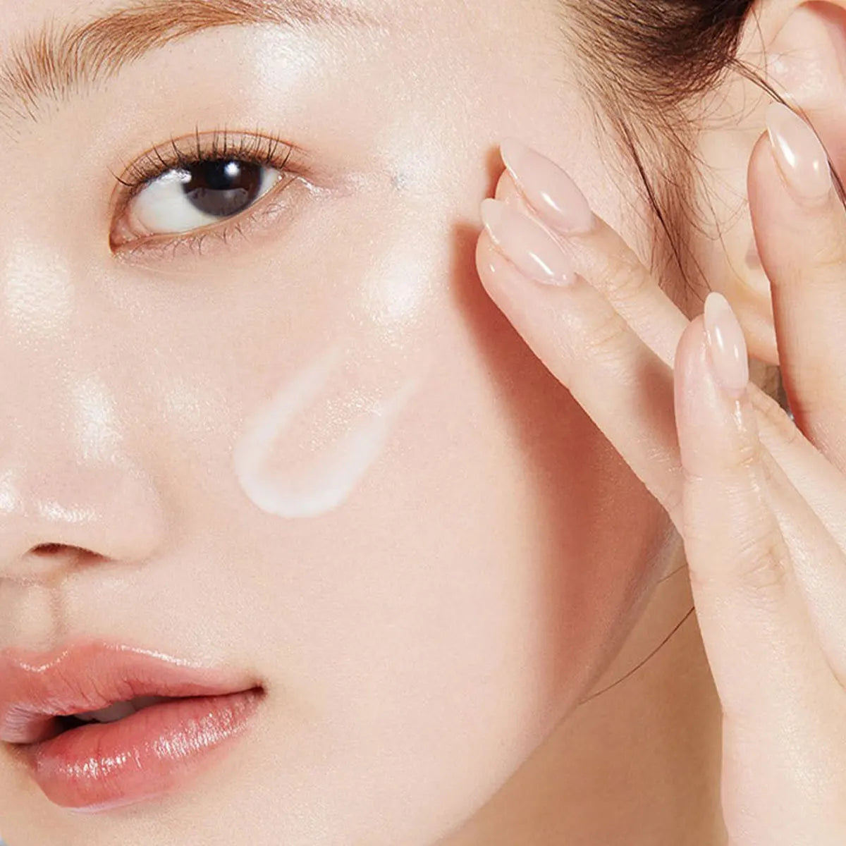 Medicube Collagen Glow Booster Serum 15ml,Silky Cream Texture,Long-Lasting Hydration,Intensive Repair,K-Beauty,Korean Makeup